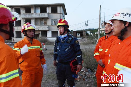 通過(guò)此次演練，進(jìn)一步檢驗(yàn)了部隊(duì)實(shí)戰(zhàn)能力，增強(qiáng)了官兵自信心?！菈鄢?攝